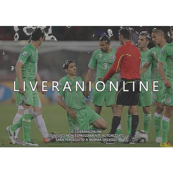 (100619) -- CAPE TOWN, June 19, 2010 -- Algeria\'s Karim Matmour (L2) communicates with refree Ravshan Irmatov during the 2010 World Cup Group C match against England in Cape Town, South Africa, June 18, 2010. Xing Guangli) ©Photoshot/Agenzia Aldo Liverani Sas - ITALY ONLY: INGHILTERRA - ALGERIA FIFA WORLD CUP CAMPIONATI MONDIALI SUD AFRICA 2010