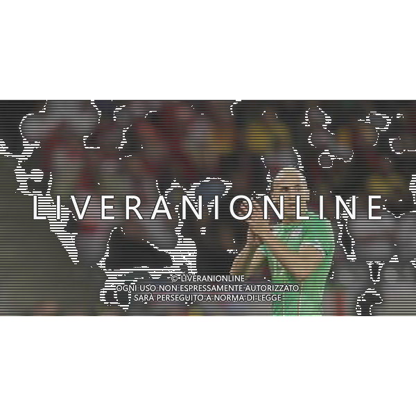 (100619) -- CAPE TOWN, June 19, 2010 -- Algeria\'s Hassan Yebda applauses for the audience after the 2010 World Cup Group C match against England in Cape Town, South Africa, June 18, 2010. Xing Guangli)(txy) ©Photoshot/Agenzia Aldo Liverani Sas - ITALY ONLY: INGHILTERRA - ALGERIA FIFA WORLD CUP CAMPIONATI MONDIALI SUD AFRICA 2010