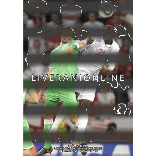(100619) -- CAPE TOWN, June 19, 2010 -- England\'s Emile Heskey (R) vies with Algeria\'s Rafik Halliche during the 2010 World Cup Group C match in Cape Town, South Africa, June 18, 2010. Xing Guangli)(txy) ©Photoshot/Agenzia Aldo Liverani Sas - ITALY ONLY: INGHILTERRA - ALGERIA FIFA WORLD CUP CAMPIONATI MONDIALI SUD AFRICA 2010
