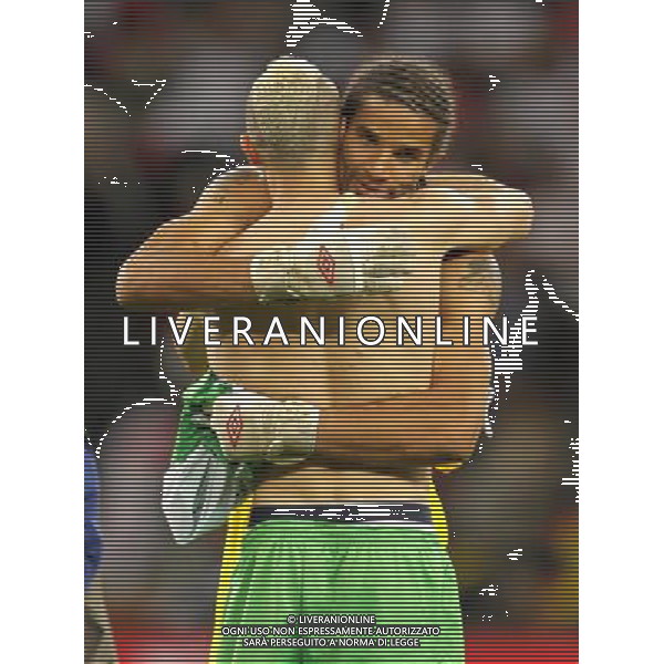 (100619) -- CAPE TOWN, June 19, 2010 -- England\'s David James (R) hugs Algeria\'s Hassan Yebda after the 2010 World Cup Group C match in Cape Town, South Africa, June 18, 2010. Xing Guangli)(txy) ©Photoshot/Agenzia Aldo Liverani Sas - ITALY ONLY: INGHILTERRA - ALGERIA FIFA WORLD CUP CAMPIONATI MONDIALI SUD AFRICA 2010