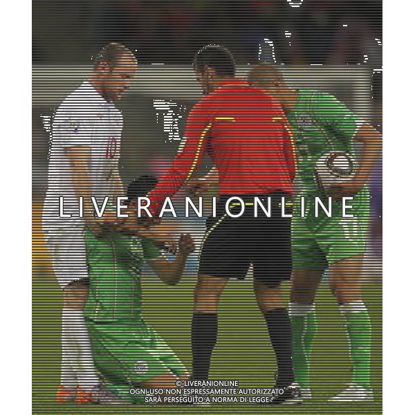 (100619) -- CAPE TOWN, June 19, 2010 -- England\'s Wayne Rooney (L) helps Algeria\'s Karim Matmour during the 2010 World Cup Group C match in Cape Town, South Africa, June 18, 2010. Xing Guangli)(txy) ©Photoshot/Agenzia Aldo Liverani Sas - ITALY ONLY: INGHILTERRA - ALGERIA FIFA WORLD CUP CAMPIONATI MONDIALI SUD AFRICA 2010