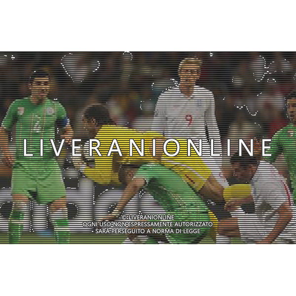 (100619) -- CAPE TOWN, June 19, 2010 -- England\'s David James (C) saves the ball during the 2010 World Cup Group C match against Algeria in Cape Town, South Africa, June 18, 2010. Xing Guangli)(txy) ©Photoshot/Agenzia Aldo Liverani Sas - ITALY ONLY: INGHILTERRA - ALGERIA FIFA WORLD CUP CAMPIONATI MONDIALI SUD AFRICA 2010