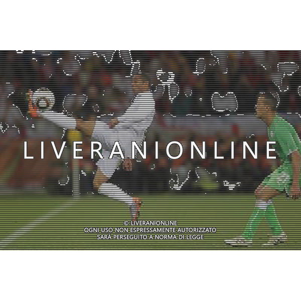 (100619) -- CAPE TOWN, June 19, 2010 -- England\'s Ashley Cole (L) controls the ball during the 2010 World Cup Group C match against Algeria in Cape Town, South Africa, June 18, 2010. Xing Guangli)(txy) ©Photoshot/Agenzia Aldo Liverani Sas - ITALY ONLY: INGHILTERRA - ALGERIA FIFA WORLD CUP CAMPIONATI MONDIALI SUD AFRICA 2010