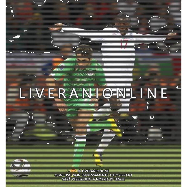 (100619) -- CAPE TOWN, June 19, 2010 -- England\'s Shaun Wright-Phillips (R) vies with Algeria\'s Djamal Abdoun during the 2010 World Cup Group C match in Cape Town, South Africa, June 18, 2010. Xing Guangli)(txy) ©Photoshot/Agenzia Aldo Liverani Sas - ITALY ONLY: INGHILTERRA - ALGERIA FIFA WORLD CUP CAMPIONATI MONDIALI SUD AFRICA 2010