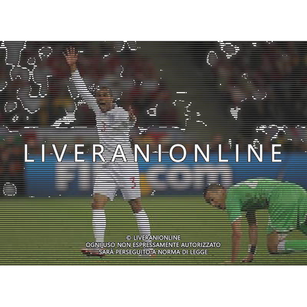 (100619) -- CAPE TOWN, June 19, 2010 -- England\'s Ashley Cole (L) gestures during the 2010 World Cup Group C match against Algeria in Cape Town, South Africa, June 18, 2010. Xing Guangli)(txy) ©Photoshot/Agenzia Aldo Liverani Sas - ITALY ONLY: INGHILTERRA - ALGERIA FIFA WORLD CUP CAMPIONATI MONDIALI SUD AFRICA 2010