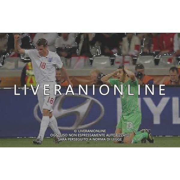 (100619) -- CAPE TOWN, June 19, 2010 -- England\'s Jamie Carragher (L) and Algeria\'s Stephen Warnock gesture during the 2010 World Cup Group C match in Cape Town, South Africa, June 18, 2010. Xing Guangli)(txy) ©Photoshot/Agenzia Aldo Liverani Sas - ITALY ONLY: INGHILTERRA - ALGERIA FIFA WORLD CUP CAMPIONATI MONDIALI SUD AFRICA 2010