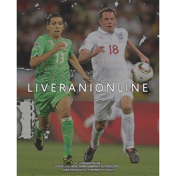 (100619) -- CAPE TOWN, June 19, 2010 -- England\'s Jamie Carragher (R) vies with Algeria\'s Stephen Warnock during the 2010 World Cup Group C match in Cape Town, South Africa, June 18, 2010. Xing Guangli)(txy) ©Photoshot/Agenzia Aldo Liverani Sas - ITALY ONLY: INGHILTERRA - ALGERIA FIFA WORLD CUP CAMPIONATI MONDIALI SUD AFRICA 2010
