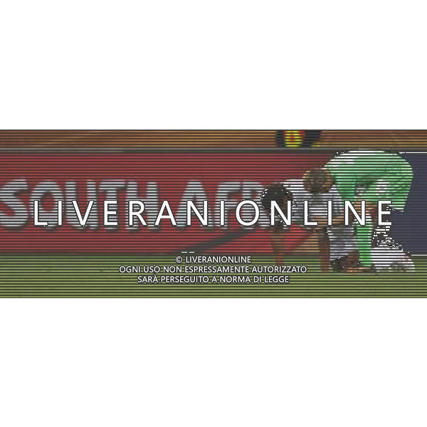 (100619) -- CAPE TOWN, June 19, 2010 -- Algeria\'s Karim Ziani (R) helps England\'s Glen Johnson during the 2010 World Cup Group C match in Cape Town, South Africa, June 18, 2010. Xing Guangli)(txy) ©Photoshot/Agenzia Aldo Liverani Sas - ITALY ONLY: INGHILTERRA - ALGERIA FIFA WORLD CUP CAMPIONATI MONDIALI SUD AFRICA 2010