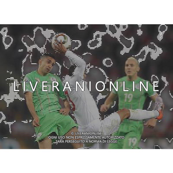 (100619) -- CAPE TOWN, June 19, 2010 -- England\'s Ashley Cole (C) grabs the ball match against Algeria in Cape Town, South Africa, June 18, 2010. Xing Guangli)(txy) ©Photoshot/Agenzia Aldo Liverani Sas - ITALY ONLY: INGHILTERRA - ALGERIA FIFA WORLD CUP CAMPIONATI MONDIALI SUD AFRICA 2010