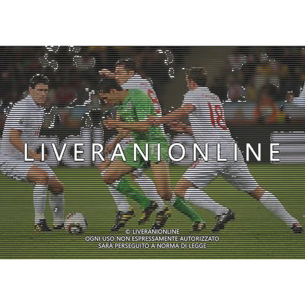 (100619) -- CAPE TOWN, June 19, 2010 -- Algeria\'s Karim Matmour (C) is surrounded by England\'s players during the 2010 World Cup Group C match in Cape Town, South Africa, June 18, 2010. Xu Suhui)(txy) ©Photoshot/Agenzia Aldo Liverani Sas - ITALY ONLY: INGHILTERRA - ALGERIA FIFA WORLD CUP CAMPIONATI MONDIALI SUD AFRICA 2010