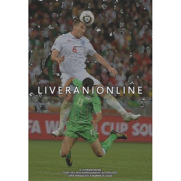 (100619) -- CAPE TOWN, June 19, 2010 -- England\'s John Terry (top) vies with Algeria\'s Karim Matmour during the 2010 World Cup Group C match in Cape Town, South Africa, June 18, 2010. Xu Suhui)(txy) ©Photoshot/Agenzia Aldo Liverani Sas - ITALY ONLY: INGHILTERRA - ALGERIA FIFA WORLD CUP CAMPIONATI MONDIALI SUD AFRICA 2010