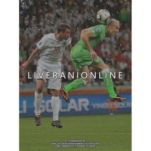 (100619) -- CAPE TOWN, June 19, 2010 -- England\'s Jamie Carragher (L) vies with Algeria\'s Hassan Yebda during the 2010 World Cup Group C match in Cape Town, South Africa, June 18, 2010. Xu Suhui)(txy) ©Photoshot/Agenzia Aldo Liverani Sas - ITALY ONLY: INGHILTERRA - ALGERIA FIFA WORLD CUP CAMPIONATI MONDIALI SUD AFRICA 2010
