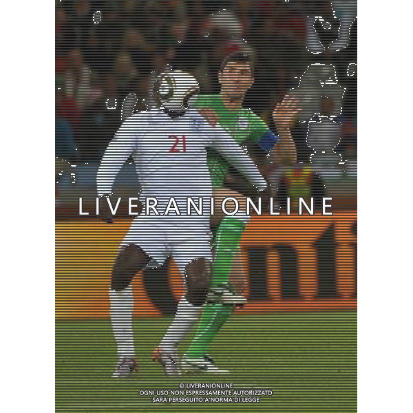 (100619) -- CAPE TOWN, June 19, 2010 -- England\'s Emile Heskey (L) vies with Algeria\'s Anther Yahia during the 2010 World Cup Group C match in Cape Town, South Africa, June 18, 2010. Xu Suhui)(txy) ©Photoshot/Agenzia Aldo Liverani Sas - ITALY ONLY: INGHILTERRA - ALGERIA FIFA WORLD CUP CAMPIONATI MONDIALI SUD AFRICA 2010