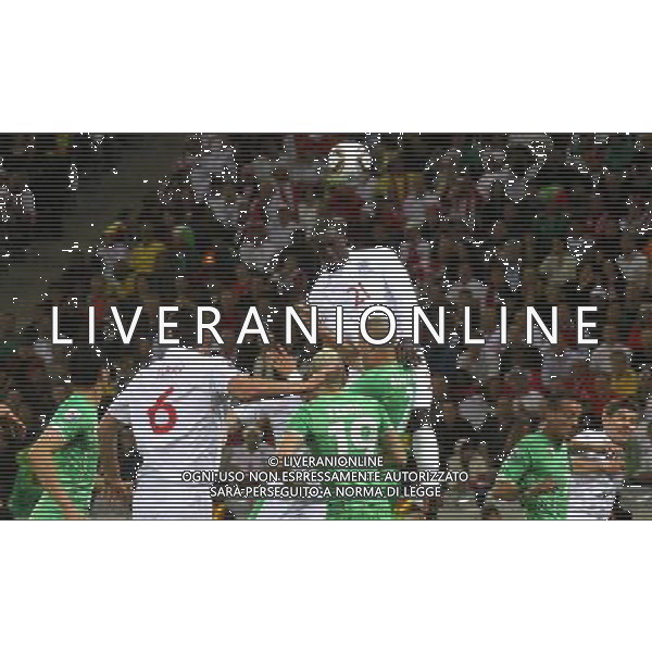 (100619) -- CAPE TOWN, June 19, 2010 -- England\'s Emile Heskey (top) heads the ball during the 2010 World Cup Group C match against Algeria in Cape Town, South Africa, June 18, 2010. Xing Guangli)(txy) ©Photoshot/Agenzia Aldo Liverani Sas - ITALY ONLY: INGHILTERRA - ALGERIA FIFA WORLD CUP CAMPIONATI MONDIALI SUD AFRICA 2010