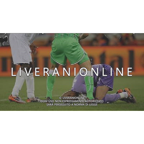 (100619) -- CAPE TOWN, June 19, 2010 -- Algeria\'s goalkeeper Rais M Bolhi (R) kneels down after saving the ball during the 2010 World Cup Group C match against England in Cape Town, South Africa, June 18, 2010. Xing Guangli)(txy) ©Photoshot/Agenzia Aldo Liverani Sas - ITALY ONLY: INGHILTERRA - ALGERIA FIFA WORLD CUP CAMPIONATI MONDIALI SUD AFRICA 2010