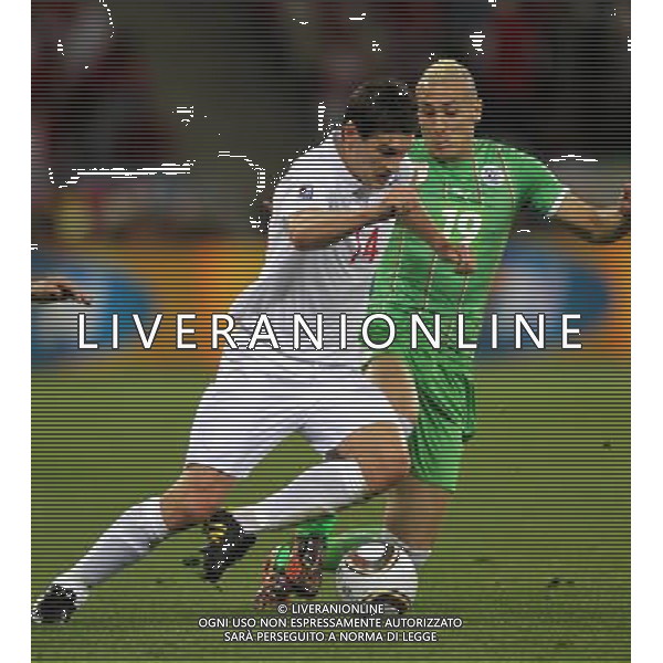 (100619) -- CAPE TOWN, June 19, 2010 -- England\'s Gareth Barry (L) vies with Algeria\'s Hassan Yebda during the 2010 World Cup Group C match in Cape Town, South Africa, June 18, 2010. Xing Guangli)(txy) ©Photoshot/Agenzia Aldo Liverani Sas - ITALY ONLY: INGHILTERRA - ALGERIA FIFA WORLD CUP CAMPIONATI MONDIALI SUD AFRICA 2010