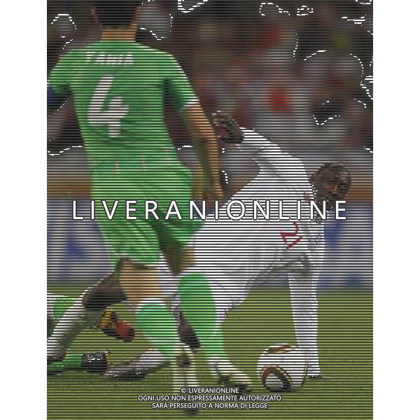 (100619) -- CAPE TOWN, June 19, 2010 -- England\'s Emile Heskey (R) vies for the ball during the 2010 World Cup Group C match against Algeria in Cape Town, South Africa, June 18, 2010. Xing Guangli)(txy) ©Photoshot/Agenzia Aldo Liverani Sas - ITALY ONLY: INGHILTERRA - ALGERIA FIFA WORLD CUP CAMPIONATI MONDIALI SUD AFRICA 2010