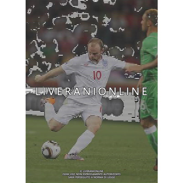 (100619) -- CAPE TOWN, June 19, 2010 -- England\'s Wayne Rooney kicks the ball during the 2010 World Cup Group C match against Algeria in Cape Town, South Africa, June 18, 2010. Xing Guangli)(txy) ©Photoshot/Agenzia Aldo Liverani Sas - ITALY ONLY: INGHILTERRA - ALGERIA FIFA WORLD CUP CAMPIONATI MONDIALI SUD AFRICA 2010