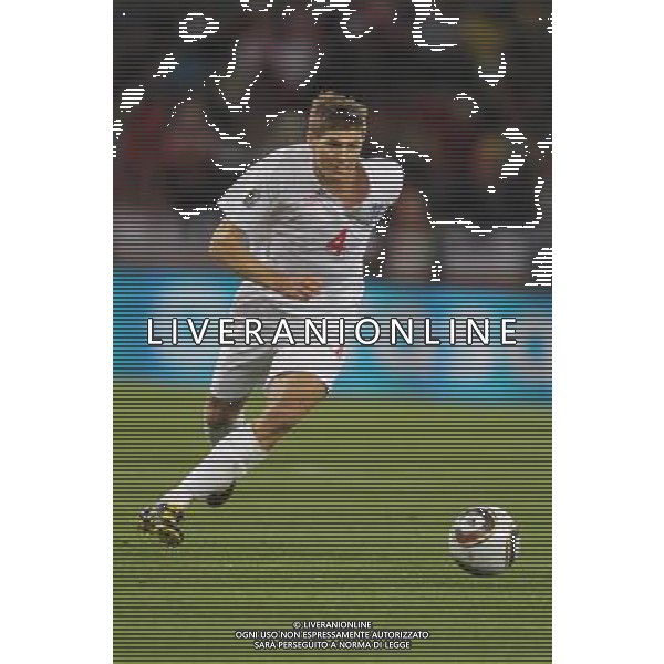(100619) -- CAPE TOWN, June 19, 2010 -- England\'s Steven Gerrard controls the ball during the 2010 World Cup Group C match against Algeria in Cape Town, South Africa, June 18, 2010. Xing Guangli)(txy) ©Photoshot/Agenzia Aldo Liverani Sas - ITALY ONLY: INGHILTERRA - ALGERIA FIFA WORLD CUP CAMPIONATI MONDIALI SUD AFRICA 2010
