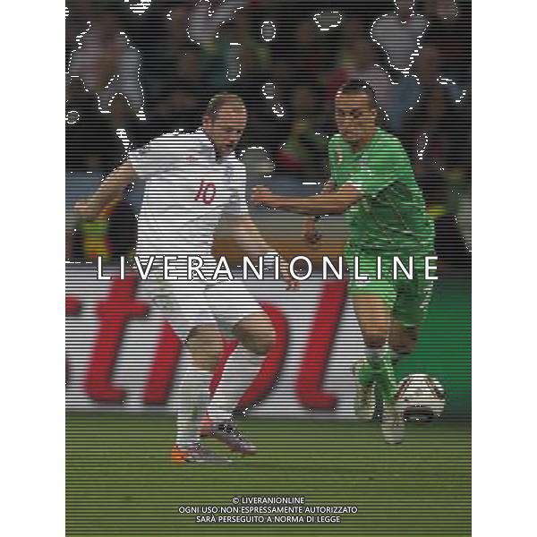(100619) -- CAPE TOWN, June 19, 2010 -- England\'s Wayne Rooney (L) vies with Algeria\'s Foued Kadir during the 2010 World Cup Group C match in Cape Town, South Africa, June 18, 2010. Xing Guangli)(txy) ©Photoshot/Agenzia Aldo Liverani Sas - ITALY ONLY: INGHILTERRA - ALGERIA FIFA WORLD CUP CAMPIONATI MONDIALI SUD AFRICA 2010