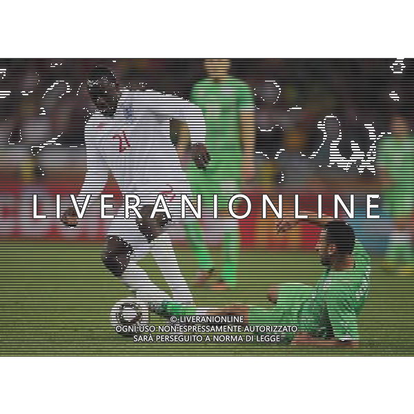 (100619) -- CAPE TOWN, June 19, 2010 -- England\'s Emile Heskey (L) vies with Algeria\'s Nadir Belhadj during the 2010 World Cup Group C match in Cape Town, South Africa, June 18, 2010. Xing Guangli)(txy) ©Photoshot/Agenzia Aldo Liverani Sas - ITALY ONLY: INGHILTERRA - ALGERIA FIFA WORLD CUP CAMPIONATI MONDIALI SUD AFRICA 2010