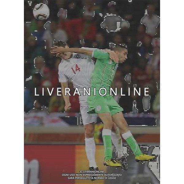 (100619) -- CAPE TOWN, June 19, 2010 -- England\'s Gareth Barry (L) vies with Algeria\'s Ryad Boudebouz during the 2010 World Cup Group C match in Cape Town, South Africa, June 18, 2010. Xing Guangli)(txy) ©Photoshot/Agenzia Aldo Liverani Sas - ITALY ONLY: INGHILTERRA - ALGERIA FIFA WORLD CUP CAMPIONATI MONDIALI SUD AFRICA 2010