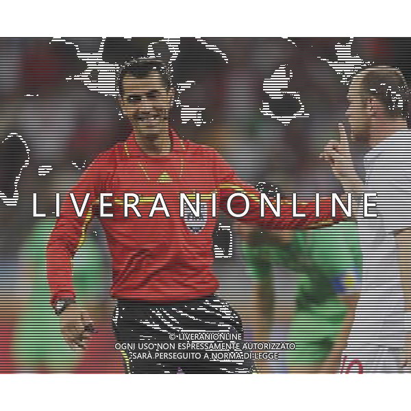 (100619) -- CAPE TOWN, June 19, 2010 -ARBITRO- England\'s Wayne Rooney (R) communicates with refree Ravshan Irmatov during the 2010 World Cup Group C match in Cape Town, South Africa, June 18, 2010. Xing Guangli)(txy) ©Photoshot/Agenzia Aldo Liverani Sas - ITALY ONLY: INGHILTERRA - ALGERIA FIFA WORLD CUP CAMPIONATI MONDIALI SUD AFRICA 2010