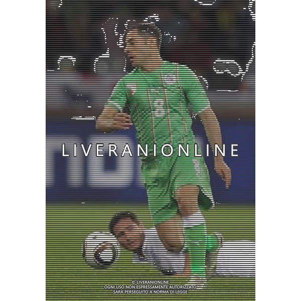 (100619) -- CAPE TOWN, June 19, 2010 -- Algeria\'s Medhi Lacen (front) controls the ball as England\'s Frank Lampard looks on during the 2010 World Cup Group C match in Cape Town, South Africa, June 18, 2010. Xing Guangli)(txy) ©Photoshot/Agenzia Aldo Liverani Sas - ITALY ONLY: INGHILTERRA - ALGERIA FIFA WORLD CUP CAMPIONATI MONDIALI SUD AFRICA 2010