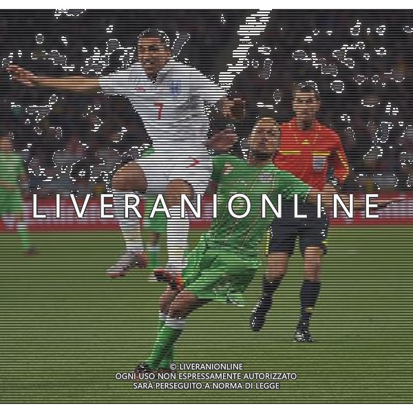 (100619) -- CAPE TOWN, June 19, 2010 -- England\'s Aaron Lennon (L) vies with Algeria\'s Karim Ziani during the 2010 World Cup Group C match in Cape Town, South Africa, June 18, 2010. Xu Suhui)(txy) ©Photoshot/Agenzia Aldo Liverani Sas - ITALY ONLY: INGHILTERRA - ALGERIA FIFA WORLD CUP CAMPIONATI MONDIALI SUD AFRICA 2010