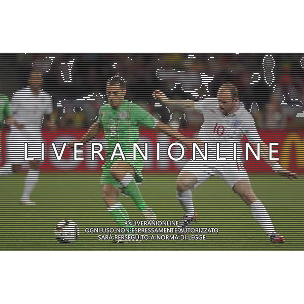 (100619) -- CAPE TOWN, June 19, 2010 -- England\'s Wayne Rooney (R) vies with Algeria\'s Medhi Lacen during the 2010 World Cup Group C match in Cape Town, South Africa, June 18, 2010. Xing Guangli)(txy) ©Photoshot/Agenzia Aldo Liverani Sas - ITALY ONLY: INGHILTERRA - ALGERIA FIFA WORLD CUP CAMPIONATI MONDIALI SUD AFRICA 2010