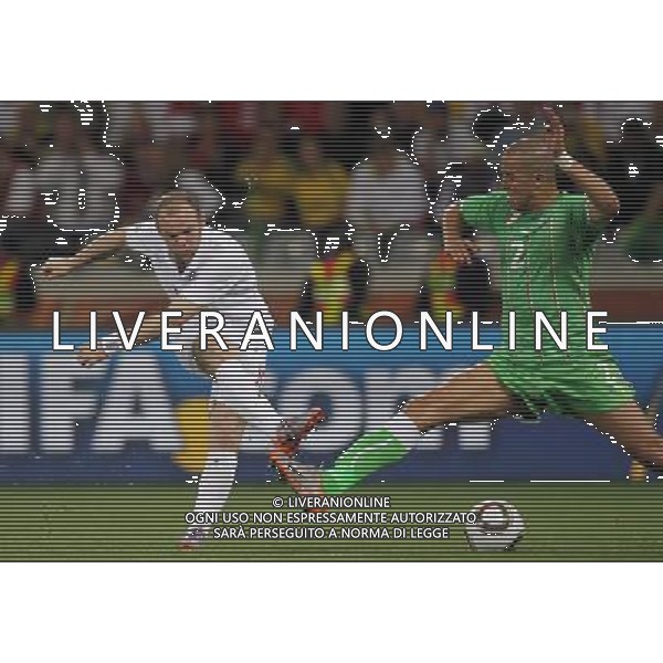 (100619) -- CAPE TOWN, June 19, 2010 -- England\'s Wayne Rooney (L) shoots the ball during the 2010 World Cup Group C match against Algeria in Cape Town, South Africa, June 18, 2010. Xing Guangli)(txy) ©Photoshot/Agenzia Aldo Liverani Sas - ITALY ONLY: INGHILTERRA - ALGERIA FIFA WORLD CUP CAMPIONATI MONDIALI SUD AFRICA 2010