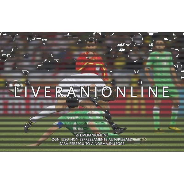 (100619) -- CAPE TOWN, June 19, 2010 -- England\'s Steven Gerrard (front top) is fouled by Algeria\'s Anther Yahia during the 2010 World Cup Group C match in Cape Town, South Africa, June 18, 2010. Xing Guangli)(txy) ©Photoshot/Agenzia Aldo Liverani Sas - ITALY ONLY: INGHILTERRA - ALGERIA FIFA WORLD CUP CAMPIONATI MONDIALI SUD AFRICA 2010