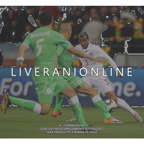 (100619) -- CAPE TOWN, June 19, 2010 -- England\'s Ashley Cole (R) controls the ball during the 2010 World Cup Group C match against Algeria in Cape Town, South Africa, June 18, 2010. Xing Guangli)(txy) ©Photoshot/Agenzia Aldo Liverani Sas - ITALY ONLY: INGHILTERRA - ALGERIA FIFA WORLD CUP CAMPIONATI MONDIALI SUD AFRICA 2010