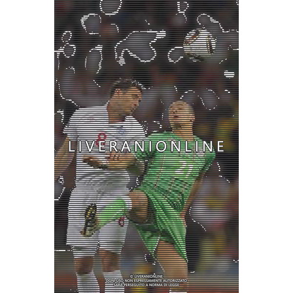 (100619) -- CAPE TOWN, June 19, 2010 -- England\'s Frank Lampard (L) vies with Algeria\'s Foued Kadir during the 2010 World Cup Group C match in Cape Town, South Africa, June 18, 2010. Xing Guangli)(txy) ©Photoshot/Agenzia Aldo Liverani Sas - ITALY ONLY: INGHILTERRA - ALGERIA FIFA WORLD CUP CAMPIONATI MONDIALI SUD AFRICA 2010