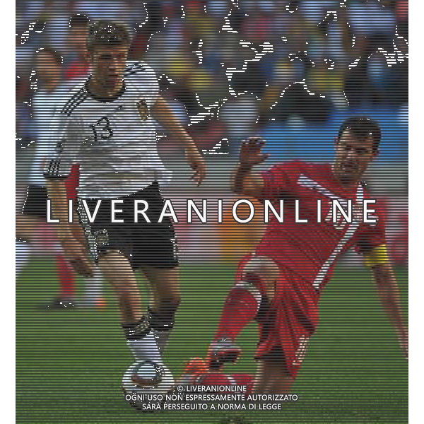 (100618) -- PORT ELIZABETH, June 18, 2010 -- Serbia\'s Dejan Stankovic (R) vies with Germany\'s Thomas Muller during the 2010 World Cup Group D soccer match at the Nelson Mandela Bay stadium in Port Elizabeth, South Africa, on June 18, 2010. Serbia won 1-0. Yang Lei) (zc) ©Photoshot/Agenzia Aldo Liverani Sas - ITALY ONLY: GERMANIA - SERBIA FIFA WORLD CUP CAMPIONATI MONDIALI SUD AFRICA 2010