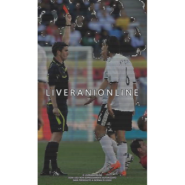 (100618) -- PORT ELIZABETH, June 18, 2010 - ESPULSIONE - Germany\'s Miroslav Klose (R) gets a red card from referee Alberto Undiano of Spain during the 2010 World Cup Group D soccer match between Germany and Serbia at the Nelson Mandela Bay stadium in Port Elizabeth, South Africa, on June 18, 2010. Germany lost the match 0-1.Yang Lei) (zc) ©Photoshot/Agenzia Aldo Liverani Sas - ITALY ONLY: GERMANIA - SERBIA FIFA WORLD CUP CAMPIONATI MONDIALI SUD AFRICA 2010