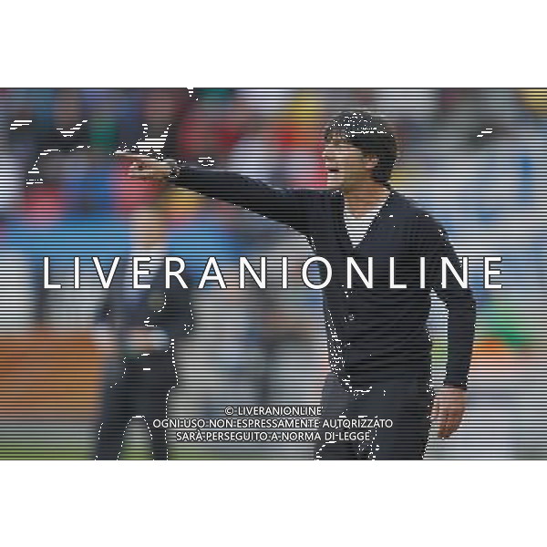 (100618) -- PORT ELIZABETH, June 18, 2010 -- Joachim Low, coach of German team, instructs playrs during the 2010 World Cup Group D soccer match between Germany and Serbia at the Nelson Mandela Bay stadium in Port Elizabeth, South Africa, on June 18, 2010. Germany lost the match 0-1. Liao Yujie) (zc) ©Photoshot/Agenzia Aldo Liverani Sas - ITALY ONLY: GERMANIA - SERBIA FIFA WORLD CUP CAMPIONATI MONDIALI SUD AFRICA 2010