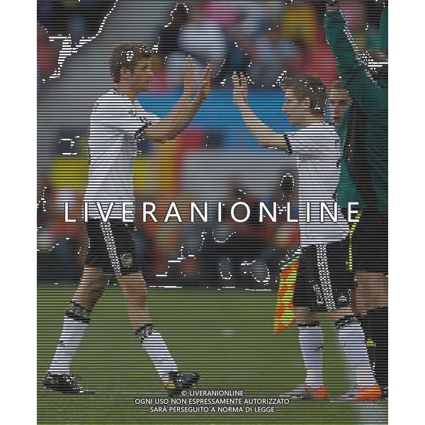(100618) -- PORT ELIZABETH, June 18, 2010 -SOSTITUZIONE - Germany\'s Marko Marin (R) substitutes for his teammate Thomas Muller during the 2010 World Cup Group D soccer match between Germany and Serbia at the Nelson Mandela Bay stadium in Port Elizabeth, South Africa, on June 18, 2010. Germany lost the match 0-1.Liao Yujie) ©Photoshot/Agenzia Aldo Liverani Sas - ITALY ONLY: GERMANIA - SERBIA FIFA WORLD CUP CAMPIONATI MONDIALI SUD AFRICA 2010