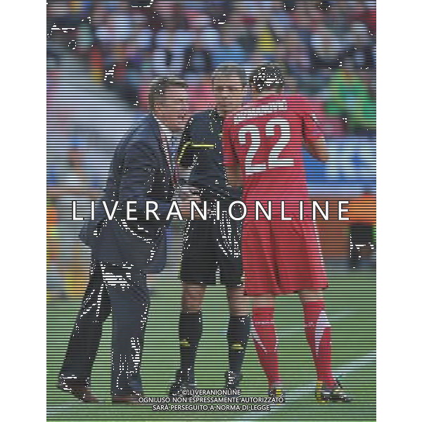 (100618) -- PORT ELIZABETH, June 18, 2010 -- Radomir Antic (L), head coach of Serbia instructs Zdravko Kuzmanovic during the 2010 World Cup Group D soccer match between Germany and Serbia at the Nelson Mandela Bay stadium in Port Elizabeth, South Africa, on June 18, 2010. Yang Lei) (zc) ©Photoshot/Agenzia Aldo Liverani Sas - ITALY ONLY: GERMANIA - SERBIA FIFA WORLD CUP CAMPIONATI MONDIALI SUD AFRICA 2010