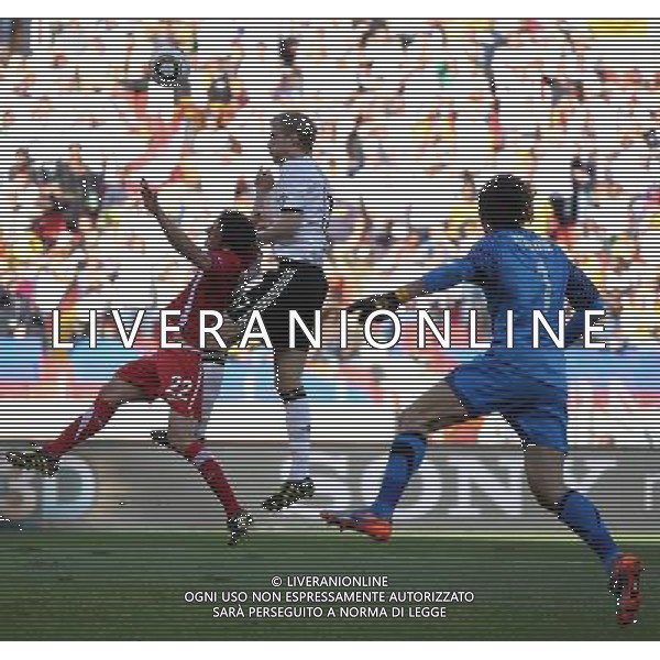 (100618) -- PORT ELIZABETH, June 18, 2010 -- Germany\'s Per Mertesacker (C) fights for the ball during the 2010 World Cup Group D soccer match between Germany and Serbia at the Nelson Mandela Bay stadium in Port Elizabeth, South Africa, on June 18, 2010. Liao Yujie) (zc) ©Photoshot/Agenzia Aldo Liverani Sas - ITALY ONLY: GERMANIA - SERBIA FIFA WORLD CUP CAMPIONATI MONDIALI SUD AFRICA 2010