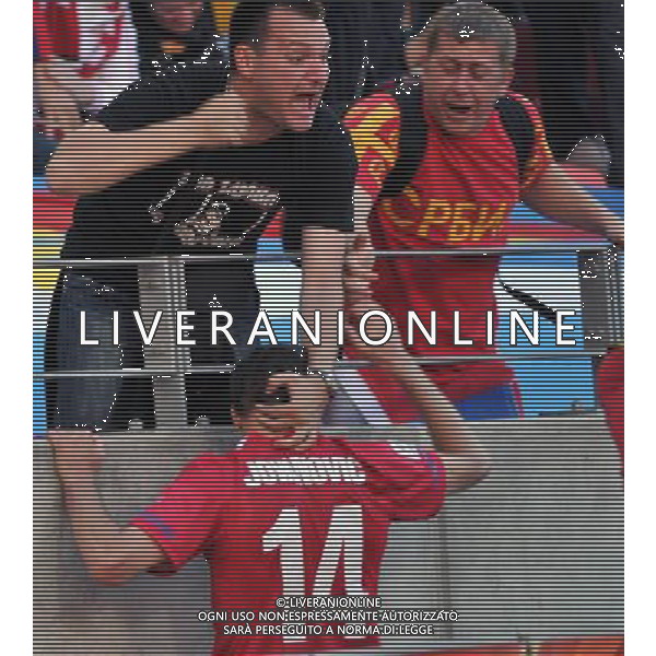 (100618) -- PORT ELIZABETH, June 18, 2010 -- Serbia\'s Milan Jovanovic (Bottom) celebrates with supporters after scoring during the 2010 World Cup Group D soccer match between Germany and Serbia at the Nelson Mandela Bay stadium in Port Elizabeth, South Africa, on June 18, 2010. Yang Lei) (zc) ©Photoshot/Agenzia Aldo Liverani Sas - ITALY ONLY: GERMANIA - SERBIA FIFA WORLD CUP CAMPIONATI MONDIALI SUD AFRICA 2010