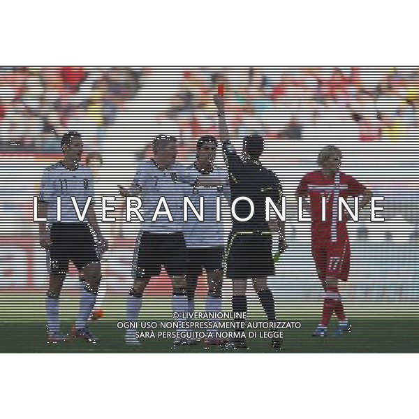 (100618) -- PORT ELIZABETH, June 18, 2010 -- Germany\'s Miroslav Klose (R) gets a red card from referee Alberto Undiano of Spain during the 2010 World Cup Group D soccer match between Germany and Serbia at the Nelson Mandela Bay stadium in Port Elizabeth, South Africa, on June 18, 2010. Liao Yujie) (zc) ©Photoshot/Agenzia Aldo Liverani Sas - ITALY ONLY: GERMANIA - SERBIA FIFA WORLD CUP CAMPIONATI MONDIALI SUD AFRICA 2010