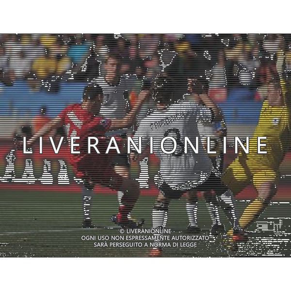 (100618) -- PORT ELIZABETH, June 18, 2010 -- Serbia\'s Milan Jovanovic (L) shoots during the 2010 World Cup Group D soccer match between Germany and Serbia at the Nelson Mandela Bay stadium in Port Elizabeth, South Africa, on June 18, 2010. Yang Lei) (zc) ©Photoshot/Agenzia Aldo Liverani Sas - ITALY ONLY: GERMANIA - SERBIA FIFA WORLD CUP CAMPIONATI MONDIALI SUD AFRICA 2010