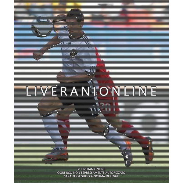 (100618) -- PORT ELIZABETH, June 18, 2010 -- Germany\'s Miroslav Klose (Front) vies with Serbia\'s Neven Subotic during the 2010 World Cup Group D soccer match between Germany and Serbia at the Nelson Mandela Bay stadium in Port Elizabeth, South Africa, on June 18, 2010. Liao Yujie) ©Photoshot/Agenzia Aldo Liverani Sas - ITALY ONLY: GERMANIA - SERBIA FIFA WORLD CUP CAMPIONATI MONDIALI SUD AFRICA 2010