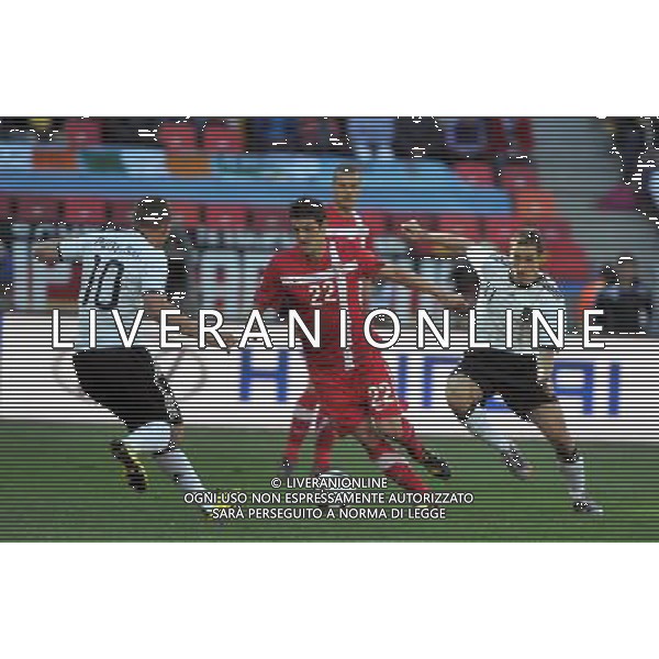 (100618) -- PORT ELIZABETH, June 18, 2010 -- Serbia\'s Zdravko Kuzmanovic (C) drives the ball against Germany\'s Lukas Podolski (L) and Miroslav Klose during the 2010 World Cup Group D soccer match between Germany and Serbia at the Nelson Mandela Bay stadium in Port Elizabeth, South Africa, on June 18, 2010. Yang Lei) (zc) ©Photoshot/Agenzia Aldo Liverani Sas - ITALY ONLY: GERMANIA - SERBIA FIFA WORLD CUP CAMPIONATI MONDIALI SUD AFRICA 2010