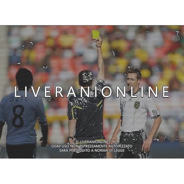 (100618) -- PORT ELIZABETH, June 18, 2010 -AMMONIZIONE- Germany\'s Miroslav Klose (R) gets a yellow card from referee Alberto Undiano of Spain during the 2010 World Cup Group D soccer match between Germany and Serbia at the Nelson Mandela Bay stadium in Port Elizabeth, South Africa, on June 18, 2010.Liao Yujie) (zc) ©Photoshot/Agenzia Aldo Liverani Sas - ITALY ONLY: GERMANIA - SERBIA FIFA WORLD CUP CAMPIONATI MONDIALI SUD AFRICA 2010