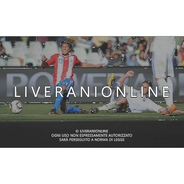(100620) -- BLOEMFONTEIN, June 20, 2010 () -- Paraguay\'s Enrique Vera (L) vies with Slovakia\'s Jan Kozak during the 2010 World Cup Group F football match at Free State Stadium in Bloemfontein, South Africa, on June 20, 2010. Paraguay won 2-0. (/Li Ga)(kh) ©Photoshot/Agenzia Aldo Liverani Sas - ITALY ONLY: PARAGUAY - SLOVACCHIA FIFA WORLD CUP CAMPIONATI MONDIALI SUD AFRICA 2010