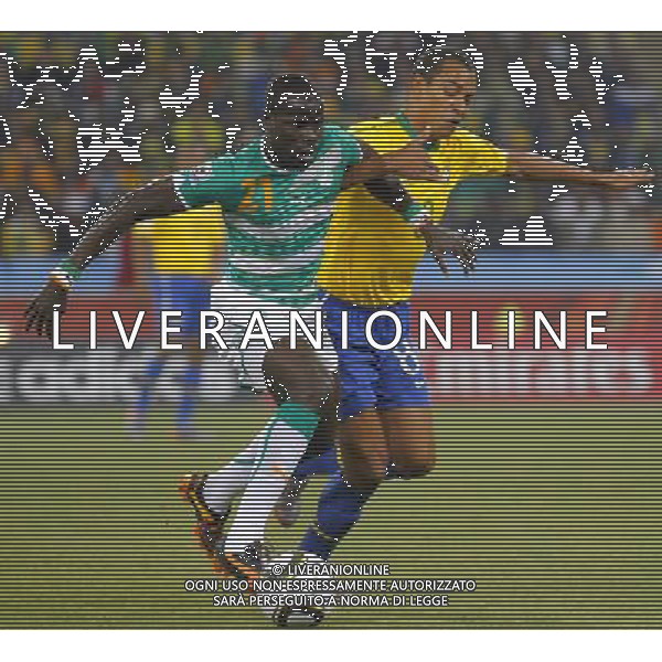 Brazil\'s GILBERTO SILVA (R) vies for the ball with Cote d\'Ivoire\'s Emmanuel EBOUE during the World Cup group G soccer match between Brazil and Cote d\'Ivoire in Johannesburg in South Africa on Sunday, June 20, 2010. Brazil defeated Cote d\'Ivoire 3-1.(Photo By Wei Zheng/ColorChinaPhoto) - Ag. Aldo Liverani sas ITALY ONLY BRASILE - COSTA D\'AVORIO FIFA WORLD CUP CAMPIONATI MONDIALI SUD AFRICA 2010