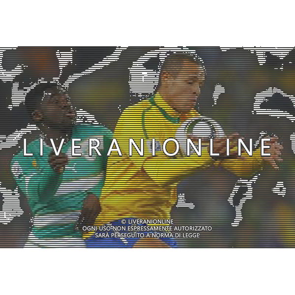Brazil\'s LUIS FABIANO (R) vies for the ball with Cote d\'Ivoire\'s Kolo TOURE (L) during the World Cup group G soccer match between Brazil and Cote d\'Ivoire in Johannesburg in South Africa on Sunday, June 20, 2010. Brazil defeated Cote d\'Ivoire 3-1.(Photo By Wei Zheng/ColorChinaPhoto) - Ag. Aldo Liverani sas ITALY ONLY BRASILE - COSTA D\'AVORIO FIFA WORLD CUP CAMPIONATI MONDIALI SUD AFRICA 2010