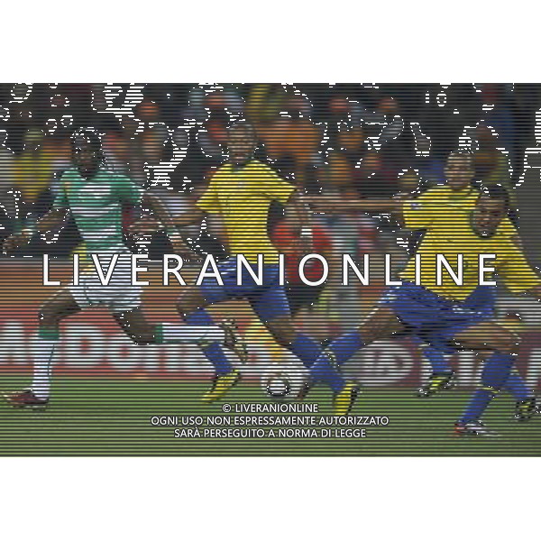Brazil\'s GILBERTO SILVA (R) and MICHEL BASTOS (C) in action against Cote d\'Ivoire\'s GERVINHO (L) during the World Cup group G soccer match between Brazil and Cote d\'Ivoire in Johannesburg in South Africa on Sunday, June 20, 2010. Brazil defeated Cote d\'Ivoire 3-1.(Photo By Wei Zheng/ColorChinaPhoto) - Ag. Aldo Liverani sas ITALY ONLY BRASILE - COSTA D\'AVORIO FIFA WORLD CUP CAMPIONATI MONDIALI SUD AFRICA 2010
